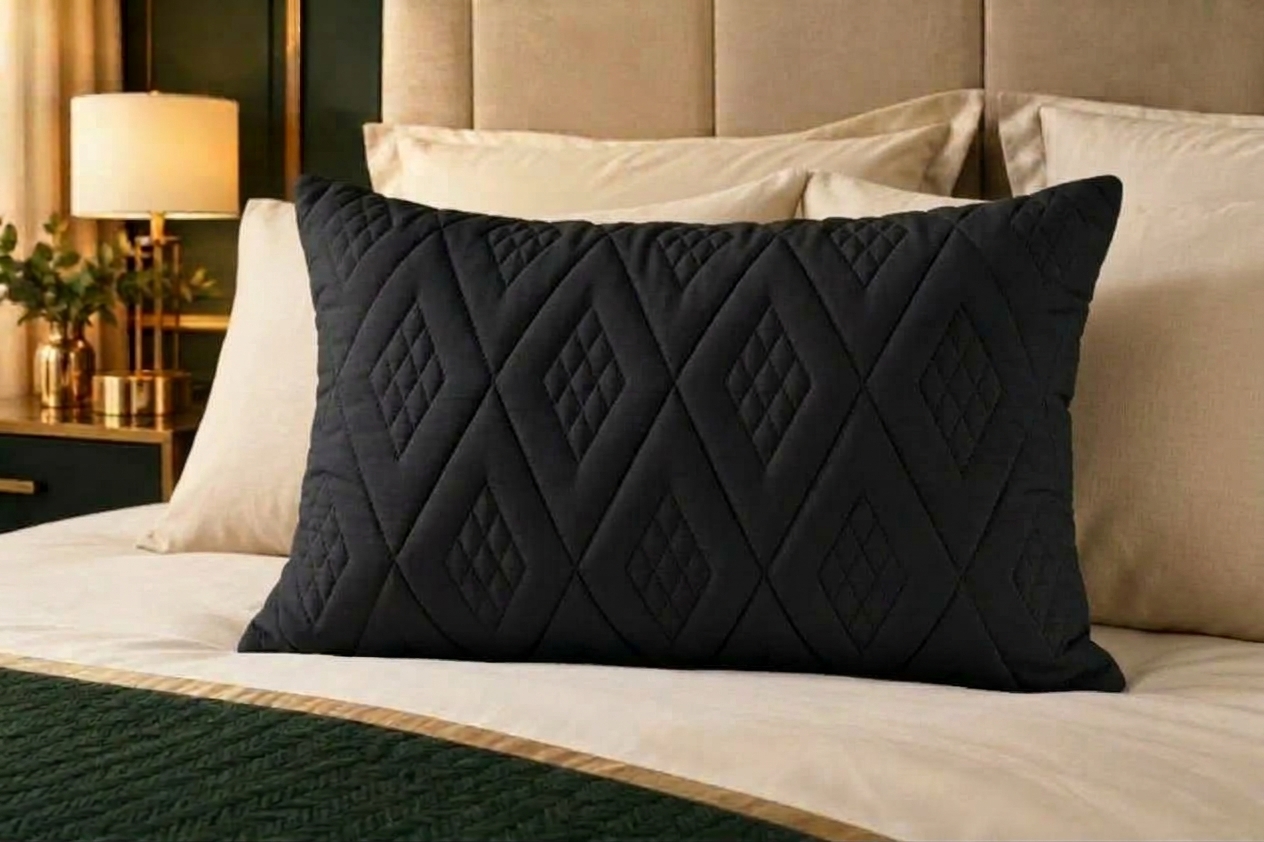 Almohada Ultra FibraCol en color Negro Elegance sobre cama